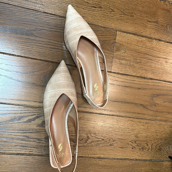Sarto slingback flats in nude with a crocodile design. Size 9.5. Good condition - Picture 3 of 4